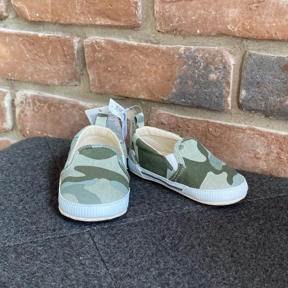 12-18M NWT Gap Camp Slip On Shoes - Picture 2 of 7